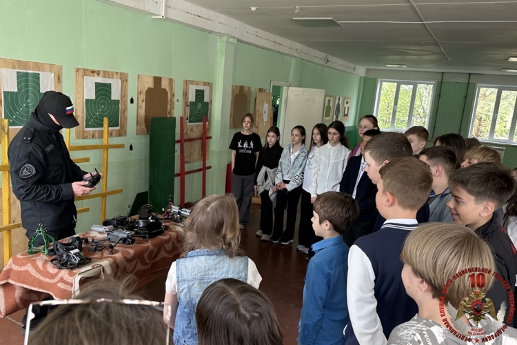 Архангельские школьники побывали с экскурсией в ОМОН Росгвардии