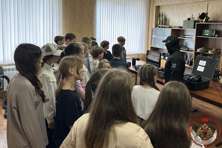 Архангельские школьники побывали с экскурсией в ОМОН Росгвардии