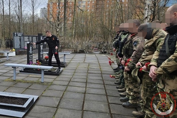 Архангельский ОМОН «Скорпион» Росгвардии почтил память погибшего 30 лет назад сослуживца