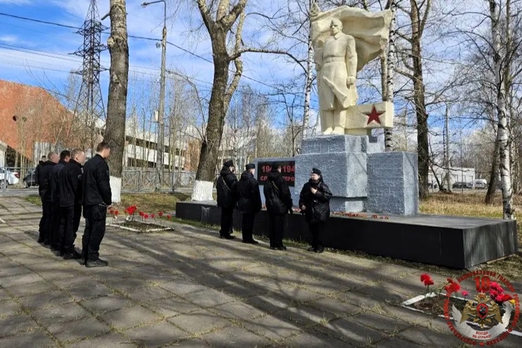Офицеры Росгвардии почтили память архангелогородцев, погибших в годы Великой Отечественной войны