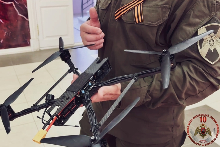 В Архангельске росгвардейцам переданы собранные студентами FPV-дроны
