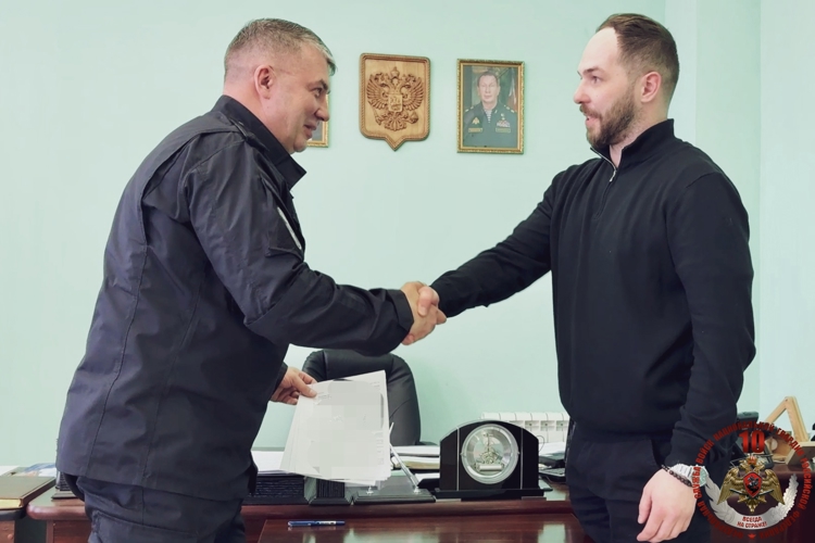 В Архангельске росгвардейцам переданы собранные студентами FPV-дроны