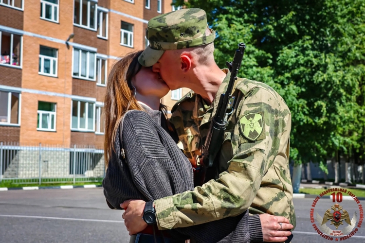 Призывники из Архангельской области произнесли присягу на плацу воинской части Росгвардии в Ленинградской области