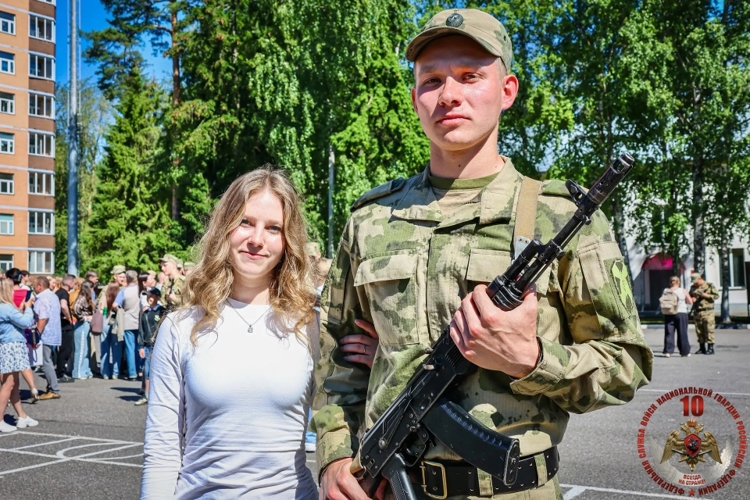 Призывники из Архангельской области произнесли присягу на плацу воинской части Росгвардии в Ленинградской области
