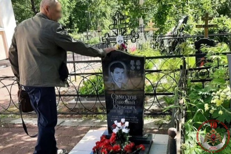 Сотрудники и ветераны архангельского ОМОН Росгвардии почтили память геройски погибшего товарища