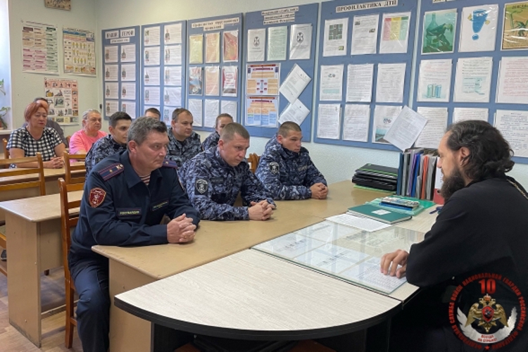 В Новодвинске настоятель местного храма продолжает духовное просвещение сотрудников Росгвардии