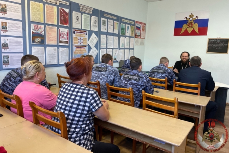 В Новодвинске настоятель местного храма продолжает духовное просвещение сотрудников Росгвардии