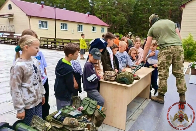 Спецназовцы архангельского отряда «Ратник» Росгвардии провели занятия для отдыхающих на каникулах детей