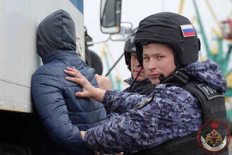 В Северодвинске патруль Росгвардии задержал рецидивиста, подозреваемого в ограблении бара