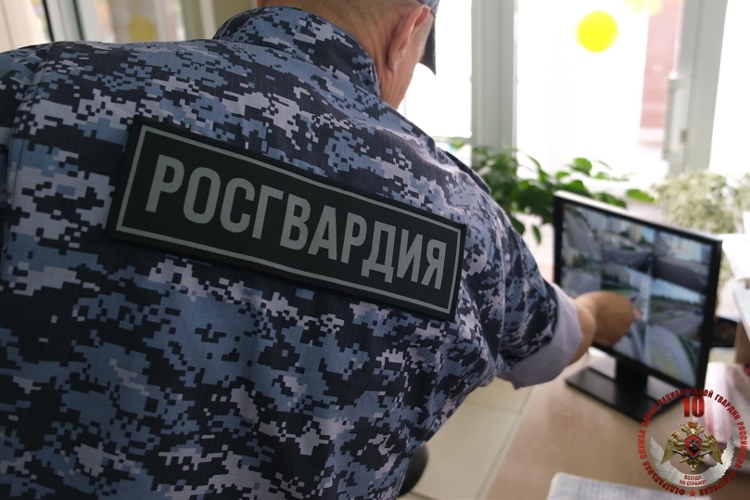 Наряд Росгвардии задержал в северодвинском ТЦ женщину, подозреваемую в краже кофе