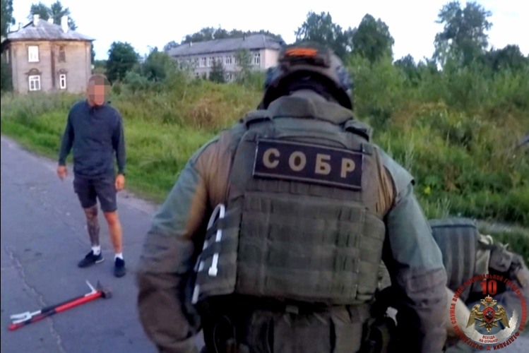 СОБР Росгвардии «Архангел» оказал силовое сопровождение полиции при задержании подозреваемого в наркопреступлении