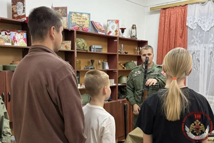 В Вельске сотрудник Росгвардии вместе с сыном принял участие в квесте, посвященном Дню отца
