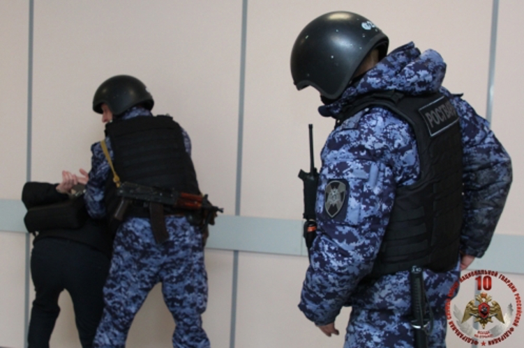 Северодвинские росгвардейцы задержали подростка, подозреваемого в грабеже под угрозой зажигалкой-пистолетом